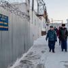 Auf diesem vom Ombudsmann für Menschenrechte des Autonomen Kreises der Jamal-Nenzen zur Verfügung gestellten Foto geht eine Gruppe von Beamten durch eine Gefängniskolonie im russischen Charp.