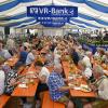 In einem Festzelt feiern VR-Bank Landsberg-Ammersee, Bauernverband und Landfrauen die "Oide Wiesn". 