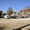 Auf diesem Parkplatz am Bobinger Rathaus könnte bald das neue Ärztehaus samt neuem Bürgerzentrum entstehen.