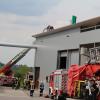 Schwelbrand in Biogasanlage: Feuerwehr öffnet Dach