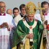 Papst Benedikt XVI. haelt am Sonntag (25.09.11) in Freiburg auf dem Flughafen City-Airport bei einer Messe den paepstlichen Hirtenstab (Ferula).
Foto: Torsten Silz/dapd