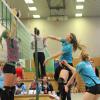 Mit zwei Siegen sind die Volleyballerinnen des TSV Aichach (mitte Rebecca Breitsameter) in die Bezirksklassensaison gestartet.  	