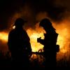 Feuerwehrleute löschen ein Feuer nach einem russischen Angriff auf ein Wohnviertel in Charkiw.