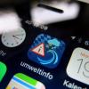 Die App "Umweltinfo" ist hier auf einem Smartphone in zu sehen. Die Anwendung des Umweltministeriums warnt künftig vor Umweltgefahren in Bayern.