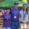 Theresa Wild, Florian Griesbach und Anna Berger (ganz rechts) haben die Triathlon Challenge in Roth bewältigt und Titel für die LG Warching geholt. 	