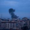 Nach einem Luftangriff im westlichen Gazastreifen steigt Rauch auf.