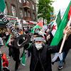 Teilnehmer einer Palästinenser-Demonstration laufen durch Neukölln.