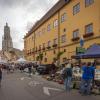 Was gab es da auf dem Altstadtflohmarkt in Nördlingen am Samstag nicht alles zu entdecken: Spielsachen, Kleider, Schuhe, Schmuck, Kunstgegenstände oder Körbe. Gerade am Vormittag war der Flohmarkt sehr gut besucht, die Besucherinnen und Besucher bummelten durch die Straßen. Unser Fotograf Josef Heckl war mit seiner Kamera unterwegs und hat einige Impressionen eingefangen.