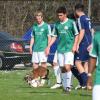 Die Spieler des VfR Foret und des FC Horgau staunten gemeinsam, welche Fähigkeiten am Ball ein aufs Feld gelaufener Hund zeigte.
