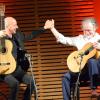 Mit einem musikalischen Gespräch beenden Johannes Tonio Kreusch (links) und Luis Borda das Konzert beim diesjährigen Gitarrenfestival.