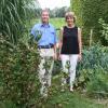 Joachim Herbold und seine Ehefrau Juliane Bopp-Herbold fühlen sich in ihrem Garten zwischen ihren Beerensträuchern und Gemüsebeeten sichtlich wohl. 