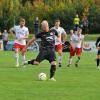 Gleich ist die endgültige Entscheidung gefallen: Philipp Goldau tritt zum Strafstoß für den FC Lauingen (schwarz) an und macht das 3:0 im Landkreis-Derby gegen die SpVgg Bachtal. 
