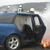Aus unbekannter Ursache fing in Baar ein Auto während der Fahrt Feuer. Die Insassen konnten den Wagen aber noch rechtzeitig verlassen. 