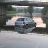 Bei Donauwörth ist ein Betrunkener mit seinem Wagen im Hochwasser stecken geblieben.