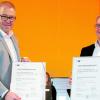 Realschuldirektor Rudolf Kögler und Harald Gruber, Mitglied der Geschäftsführung der Firma Lingl, haben ihre Kooperationsvereinbarung besiegelt.  	