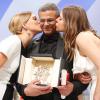 Nehmen die Goldene Palme  für den Beitrag "La vie d'Adèle" in Empfang: Regisseur Abdellatif Kechiche und seine beiden Hauptdarstellerinnen Adèle Exarchopoulos (rechts) und Léa Seydoux.