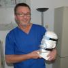 Dr. Helmut Kern, Chefarzt des Schlaflabors an der Donau-Ries-Klinik Oettingen, demonstriert eine Schlafmaske gegen das Schnarchen. 