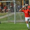 Mit einem besonderen Gruß bejubelte vor einem Jahr Kicklingens Patrick Jung (rechts) sein Tor zum zwischenzeitlichen 2:2 im Derby gegen Dillingen. SSV-Torwart Felix-Adrian Körber war da für kurze Zeit bedient, am Ende aber gewann sein Team mit 3:2. Morgen kommt es an gleicher Stelle zu einer Neuauflage des brisanten Stadtderbys. 	