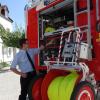 Pfaffenhofens Feuerwehrkommandant Thorsten Schmucker erklärt die Funktionen, Geräte und Besonderheiten des neuen Fahrzeugs.  	