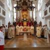 Sein 25-jähriges Priesterjubiläum feierte Pfarrer Norman D’Souza (Mitte) in St. Georg in Westendorf. 	
