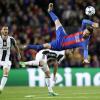 Zu Fall gebracht: Barcelonas Superstar Lionel Messi (r) im Zweikampf mit Juves Miralem Pjanic.