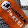 Eine Fahne der Piratenpartei flattert vor dem Reichstagsgebäude in Berlin im Wind.  