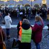 Am Montagnachmittag haben rund 200 Menschen auf dem Augsburger Rathausplatz gegen eine mögliche Impfpflicht im Gesundheitswesen demonstriert.