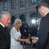Herzogin Camilla trug bei dem Empfang in der Münchner Residenz ein weiß-blaues Kleid, was OB-Gattin Sigrid Gribl als aufmerksam empfand. 