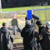 Um nicht selbst von der Lok erfasst zu werden, filmte ein Kamerateam die dramatische Bahnszene in einem großen Spiegel. Er zeigt, wie ein Stuntman auf den herannahenden Zug zugeht. Foto: Die Film GmbH