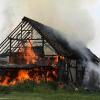 In Obenhausen bei Illertissen hat ein Feuer einen Heustadel restlos zerstört.