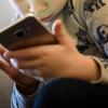 Ein kleines Mädchen schaut auf das Display eines Smartphones. Dutzende US-Bundesstaaten ziehen gegen den Facebook-Konzern Meta vor Gericht. Sie werfen dem Unternehmen vor negative Folgen für Kinder und Jugendliche zu ignorieren, um mehr Gewinn zu machen.