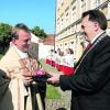 Bürgermeister Karl Metzger begrüßt den Benediktinerabt Thomas Hausmann. 