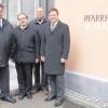 Neue Räume angemietet (von rechts): Landrat Leo Schrell, Bernhard Link, Stadtpfarrer Lothar Hartmann und Direktor Helmuth Zengerle.  