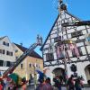 Bei strahlendem Wetter feierten die Schlorper auf dem Marktplatz in Krumbach Winterfest und stellten ihren Narrenbaum auf.