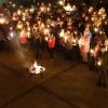 Nur das Rauschen der Autos unterbrach die Stille auf dem Hettstedter Platz: An die 400 Menschen demonstrierten in Vöhringen für den Frieden. 	