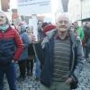 Phasenweise haben nach Schätzungen der Polizei am Samstagnachmittag bis zu 2200 Menschen auf dem Aichacher Stadtplatz für Demokratie und Freiheit demonstriert.