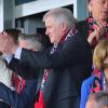 Bayerns Ministerpräsident Horst Seehofer (CSU) und seine Ehefrau Karin (r) stehen in Ingolstadt auf der Tribüne - und jubeln mit.