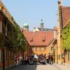 Die Fuggerei ist eine der bedeutendsten Sehenswürdigkeiten in Augsburg. Wir haben alle Infos zu einer der ältesten Sozialsiedlungen der Welt. 