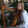 Die 14-jährige Amelie Gensberger, ein junges Talent, wird mit der Harfe, die sie mit ihrem Vater selbst gebaut hat, beim Mariensingen im Baringer Münster zu hören sein.