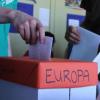 Einen Pappkarton als Wahlurne hatten die Schüler des Aichacher Deutschherren-Gymnasiums. Sie stimmten bereits gestern für das europäische Parlament ab. Selbstverständlich nur zur Probe.  