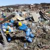 Hilfskräfte räumen in der Stadt Minami Sanriku in der Präfektur Miyagi im Nordosten Japans Trümmer beiseite. dpa