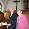 In der Wallfahrtskirche in Mussenhausen kennen August und Ilse Eisenschmid jeden Winkel. Schließlich haben sie sich als Mesnerpaar fast 50 Jahre um „ihr“ Gotteshaus gekümmert. Unser Bild zeigt sie in der Sakristei. 	