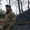 Warten auf die Frühjahrsoffensive: Ein ukrainischer Soldat steht an seiner Position an der Frontlinie und raucht.