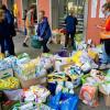Helfer sortieren auf dem Hauptbahnhof in München Spenden für die Flüchtlinge. 
