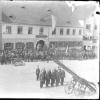 Zum Appell angetreten war 1905 eine Gruppe der Aichacher Feuerwehr am Stadtplatz vor dem Stieglbräu. An Zuschauern fehlte es damals nicht. Die Feuerwehr war damals bereits im Besitz einer Drehleiter. 