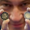 Finanzminister Söder betrachtet die neuen Euromünzen 