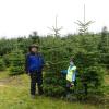 Ein Wald voller Weihnachtsbäume: Eduard Schedel mit seinem Enkel Lukas in seiner Weihnachtsbaumplantage in Zaiertshofen.