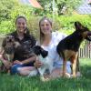 Karina Schnell und Simone Brunnenmaier vom Tierschutzverein Kissing mit ihren Hunden.