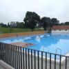 Das Freibad in Kutzenhausen wartet unter anderem mit einem 40 Meter langen Schwimmbecken und einem abgetrennten Springerbereich auf.