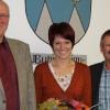 Vier Jahre begleitete Geschäftsstellenleiterin und Kämmerin Katja Müller den Gemeinderat Bubesheim in seinen Sitzungen. Jetzt wurde sie von 1. Bürgermeister Walter Sauter (links) und 2. Bürgermeister Rainer Finkel verabschiedet. 	 	